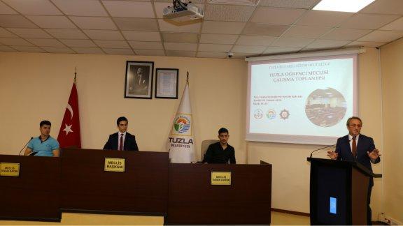 Tuzla İlçe Milli Eğitim Müdürlüğü Okul Meclis Başkanları çalışma toplantısını Tuzla Belediyesi Meclis Salonu´nda gerçekleştirdik.