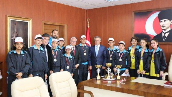 Türkiye İşitme Engelliler Spor Müsabakalarında madalya kazanan Rotary Bölge Vakfı İşitme Engelliler Ortaokulu öğrencileri İlçe Milli Eğitim Müdürlüğümüzü ziyaret ettiler.