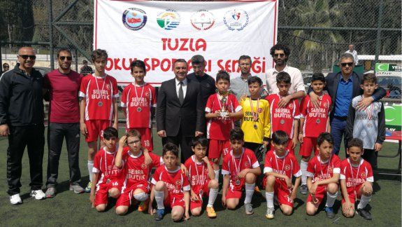Tuzla İlçe Okul Sporları Futbol branşı final ödül töreni Tuzla sahil halı saha tesislerinde gerçekleştirildi.