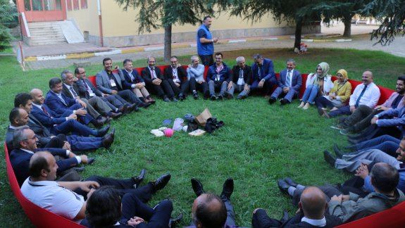 Tuzla İlçe Milli Eğitim Müdürlüğü ile İstanbul Gönüllü Eğitimciler Derneği (İGEDER) işbirliğinde düzenlenen Yöneticilik Rolleri Atölye Çalışmasının açılışını gerçekleştirdik.