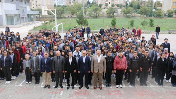 Tuzla Belediye Başkanı Dr. Şadi Yazıcı ve İlçe Milli Eğitim Müdürümüz Ahmet Alireisoğlu, TOKİ Yahya Kemal Anadolu Lisesi´nin bayrak törenine katıldılar.
