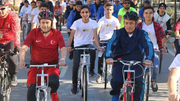 1.Tuzla Bisiklet Turu Tuzla Kaymamı Ali Akça, Tuzla Belediye Başkanı Dr. Şadi Yazıcı, İlçe Milli Eğitim Müdürümüz Ahmet Alireisoğlu ve diğer ilçe yöneticilerinin katılımıyla gerçekleşti.