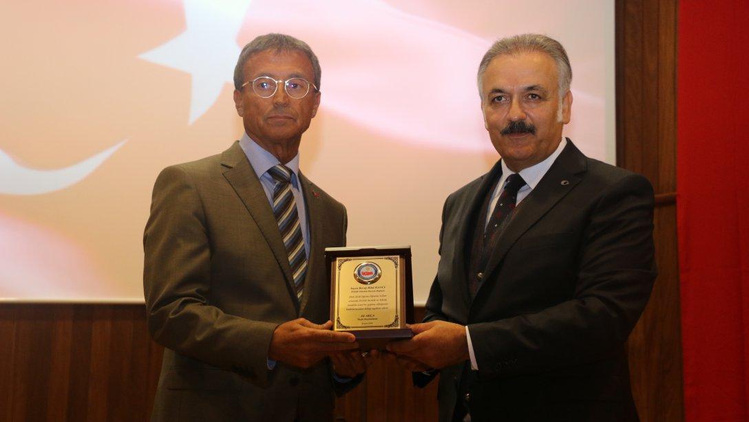 Tuzla Kaymakamı Ali Akça, İTOSB Yönetim Kurulu Başkanı Recep Bilal Hancıya Tuzla İTOSB Mesleki ve Teknik Anadolu Lisesine katkı ve desteklerinden dolayı plaket takdim etti.