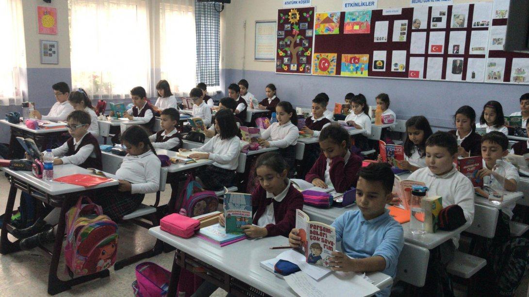 İstanbul İl Milli Eğitim Müdürlüğü tarafından yürütülen "İstanbul´u Okuyorum" projesi kapsamında; okullarımızda yönetici, öğretmen, öğrenci ve çalışanların katılımı ile kitap okuma etkinlikleri gerçekleştirildi.