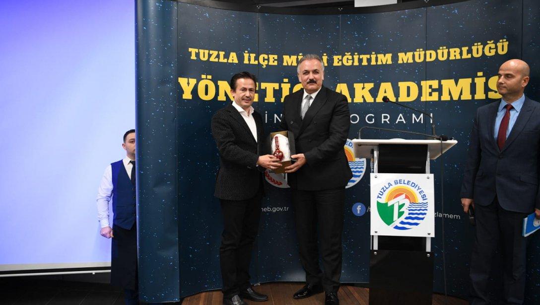 Yönetici Akademisi atölye çalışmasının final toplantısında İlçe Kaymakamımız sayın Ali Akça, Tuzla Belediye Başkanı sayın Dr. Şadi Yazıcıya eğitime verdiği destekten dolayı hediye takdim etti.