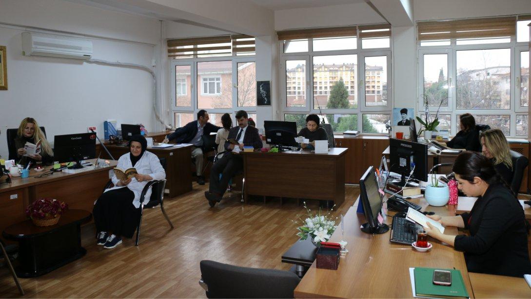 İstanbul İl Milli Eğitim Müdürlüğü tarafından yürütülen "İstanbul´u Okuyorum" projesi kapsamında Tuzla İlçe Milli Eğitim Müdürlüğümüzün tüm personeli ile okuma etkinliği gerçekleştirdik.  