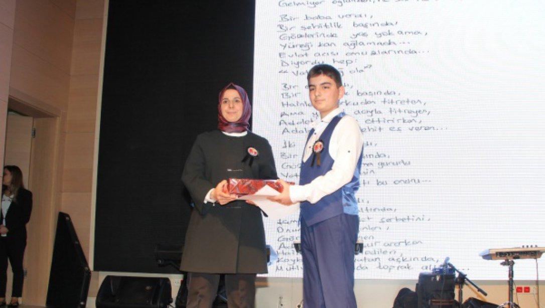 Yıldız-Ali Hasoğlu İmam Hatip Ortaokulu Vatan ve Şehitlik temalı şiir yarışmasında il 1ncisi