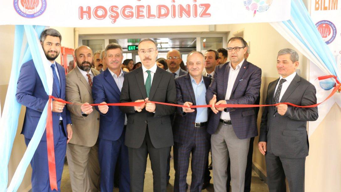 Halil Türkkan Anadolu İmam Hatip Lisesi´nin Tübitak 4006 proje sergi açılışını gerçekleştirdik.