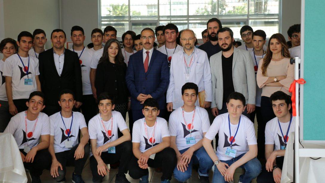 Mahir İz Anadolu İmam Hatip Lisesinin TÜBİTAK 4006 proje sergisini ziyaret eden İlçe Milli Eğitim Müdür Vekili Sn. Aydın Bora´ya öğrenciler proje sunumlarını gerçekleştirdi.