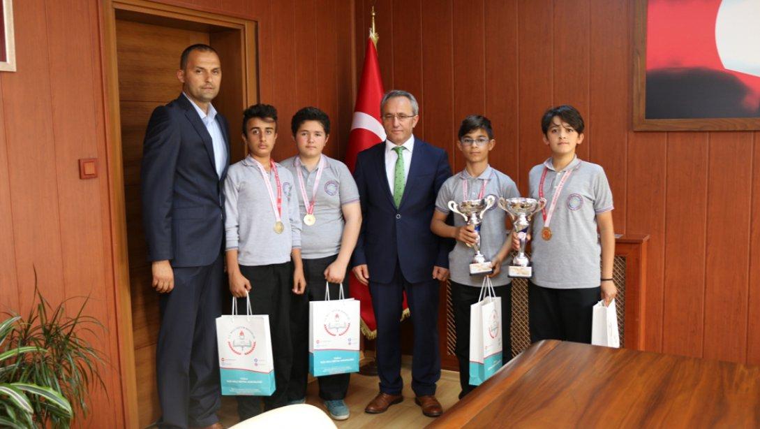 Rotary İşitme Engelliler Ortaokulu'nun İşitme Engelliler Okul Sporları Türkiye Şampiyonası'nda derece yapan öğrenci  ve öğretmenleri Müdürlüğümüzü ziyaret etti. 