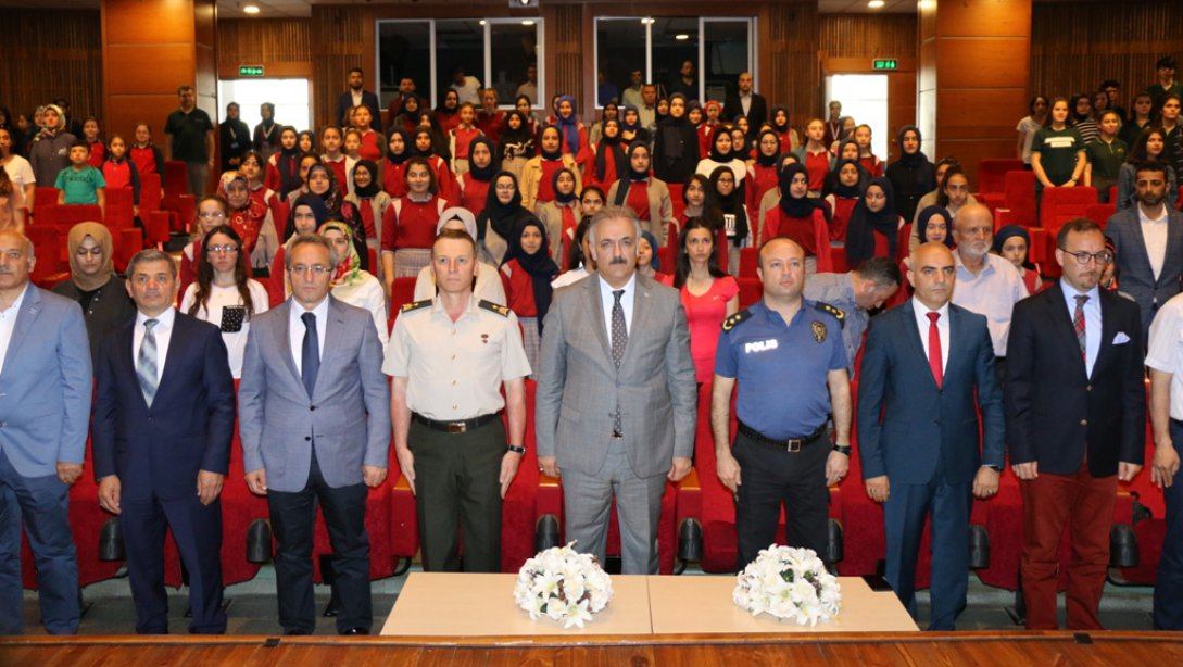 29 Mayıs İstanbul'un Fethi'nin 566. Yılı İlçe Kutlama Programımızı  Halil Türkkan İmam Hatip Ortaokulu koordinatörlüğünde İdris Güllüce Kültür Merkezi'nde gerçekleştirdik.