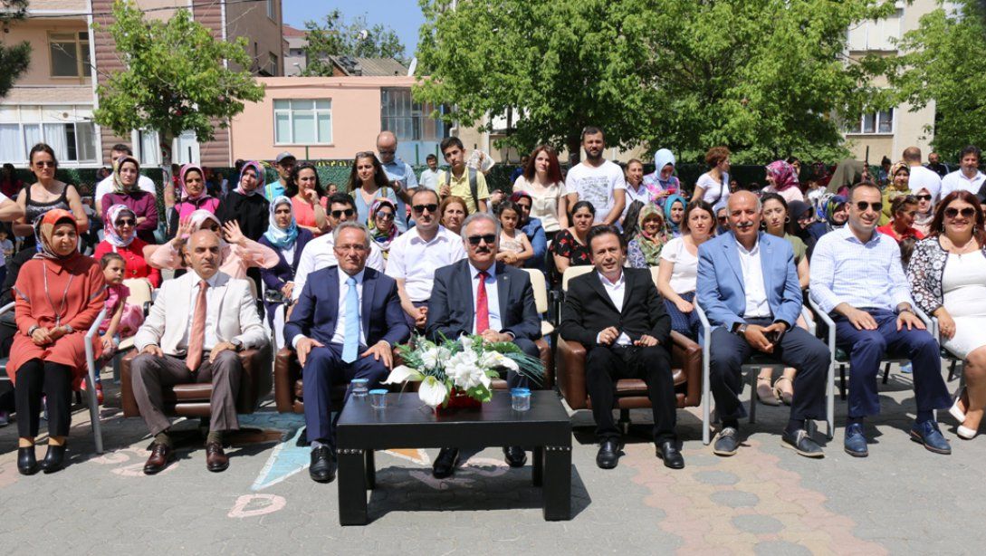 İhsan Hayriye Hürdoğan İlkokulu´undaki 2018-2019 Eğitim ve Öğretim Yılı Kapanış Programı'nda öğrencilerimizin karne heyecanına ortak olduk.