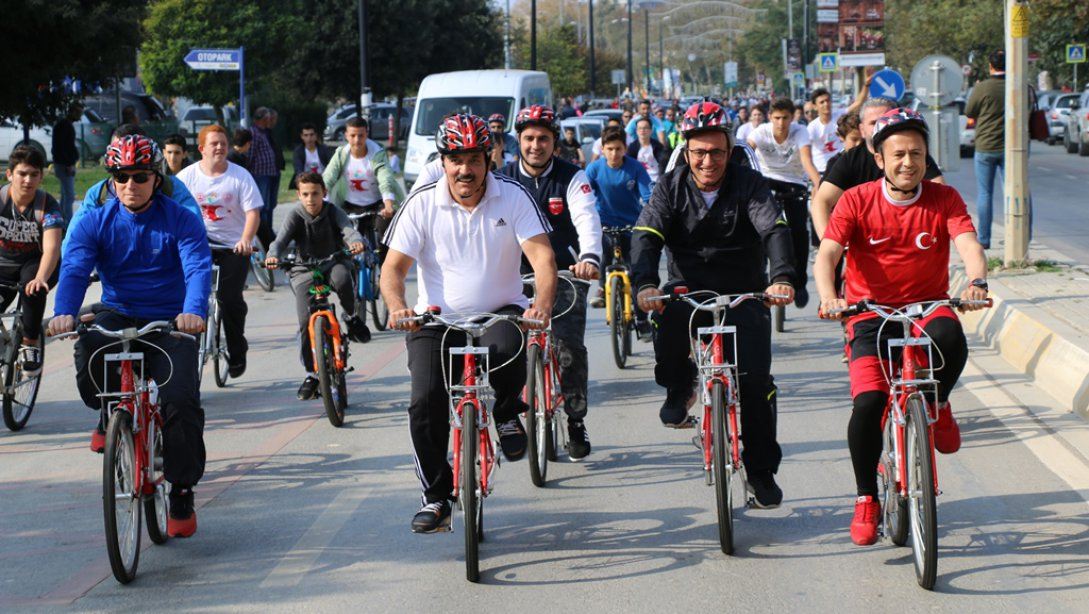 Cumhuriyetimizin 96.yıl kutlamaları kapsamında Tuzla protokolü ve 600 genç Geleneksel 2. Tuzla Bisiklet Turu'nda Önce Vatan diyerek pedal çevirdi.
