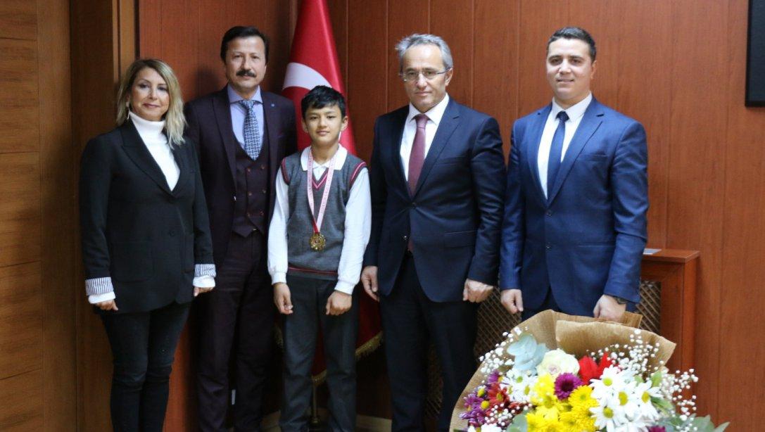 Aydınlı Ortaokulu öğrencisi Faruk İbrahimov, Okullar Arası Greko-Romen Güreş Şampiyonası'nda 38 kiloda İstanbul şampiyonu olmuş ve İlimizi Türkiye Şampiyonası'nda temsil etmeye hak kazanmıştır. 