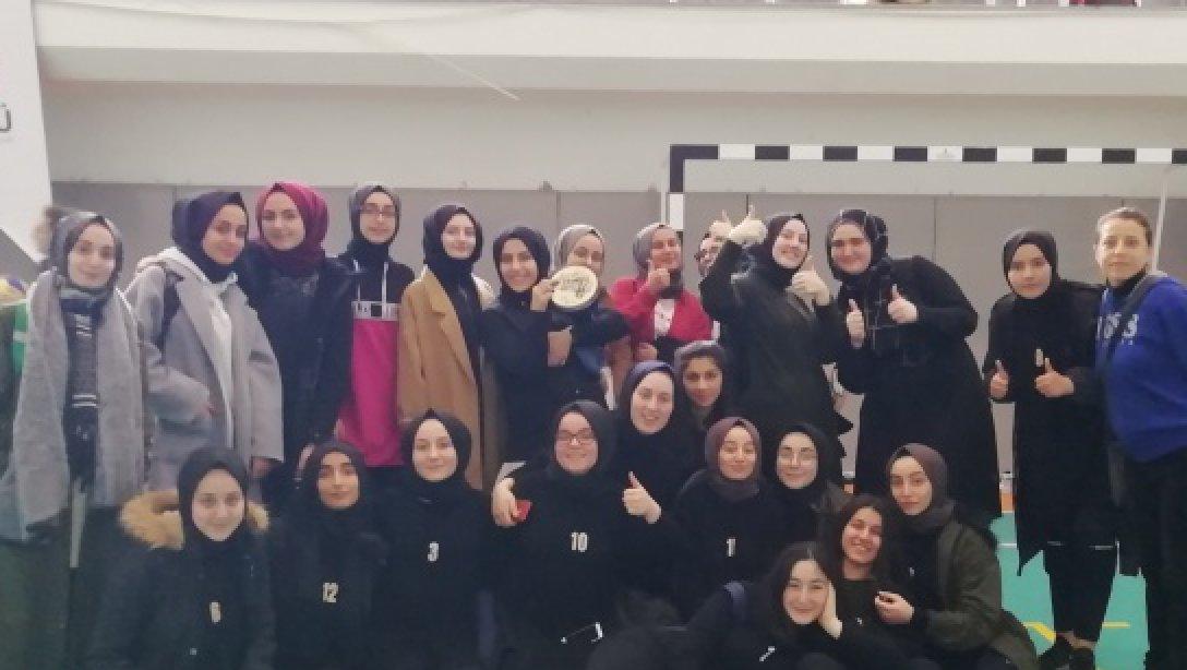 Halil Türkkan Kız Anadolu İmam Hatip Lisesi  Voleybol Takımı İstanbul İl Birincisi Oldu